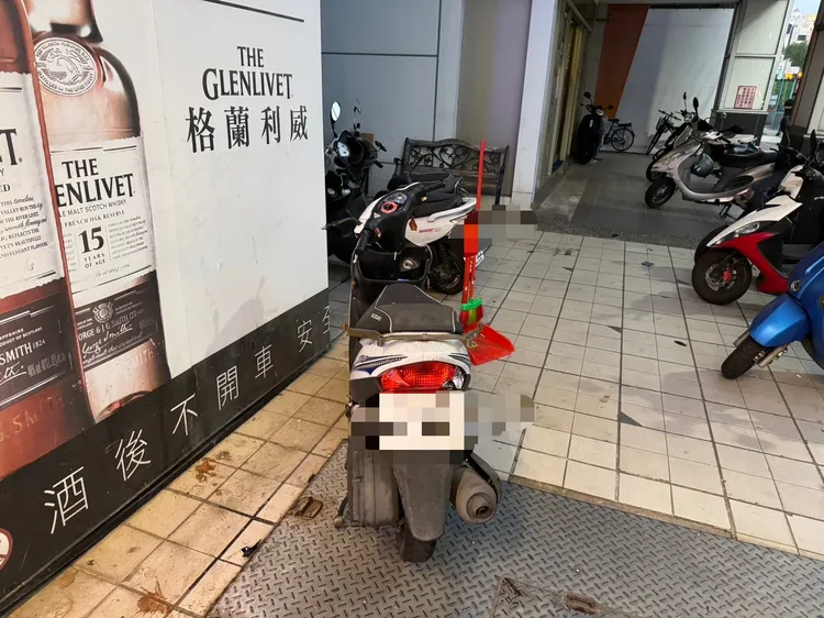 黑衣人砸店、砸車，警方正循線追查。翻攝畫面