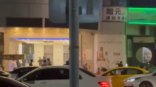 黑衣人砸場!連路邊車輛也遭殃 高雄「土地公大樓」疑這原因被砸