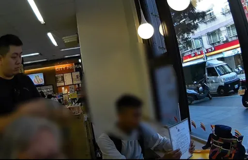 汐止老婦遭「塔位詐騙」　警埋伏誘出少年車手當場逮人