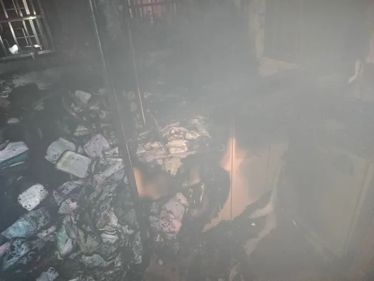 法務部矯正署屏東監獄20日傍晚發生火警，警消獲報趕抵，約在30分鐘後將火勢撲滅，初判為車檢站辦公室雜物起火，燃燒面積約15平方公尺，所幸無人員受傷受困。（屏東消防局提供）