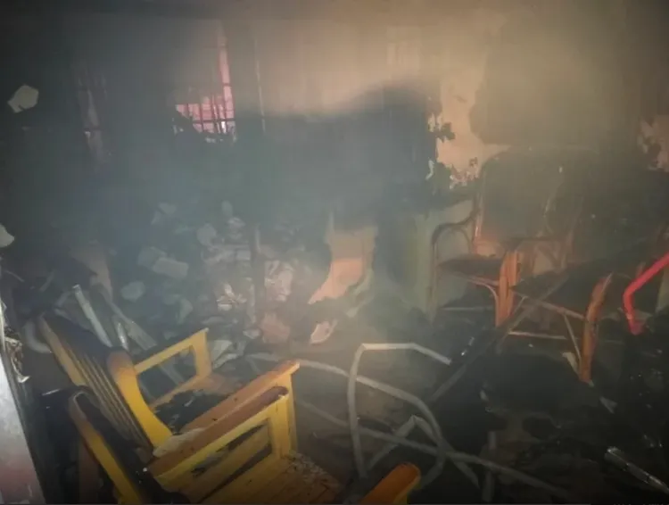 法務部矯正署屏東監獄20日傍晚發生火警，警消獲報趕抵，約在30分鐘後將火勢撲滅，初判為車檢站辦公室雜物起火，燃燒面積約15平方公尺，所幸無人員受傷受困。（屏東消防局提供）