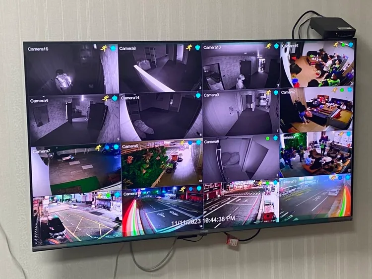 會館裝設多達16支監視器。讀者提供