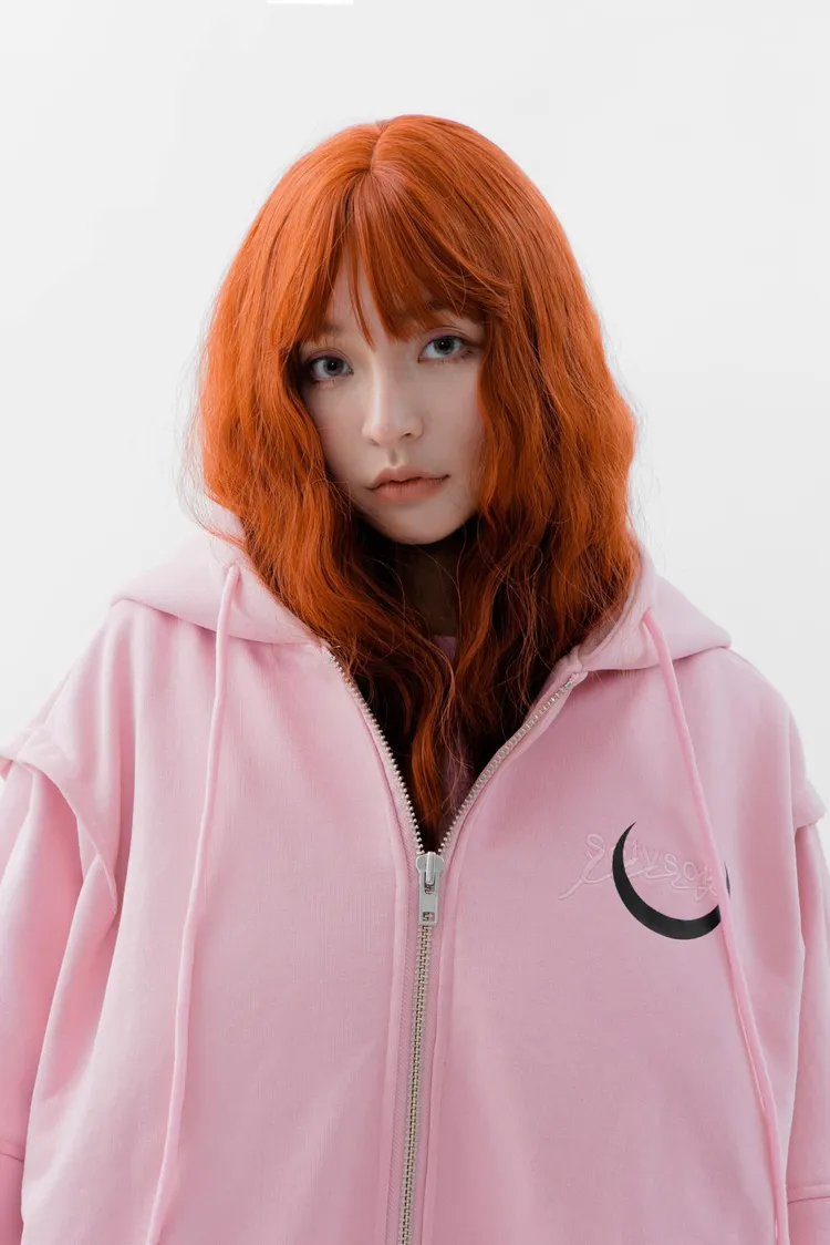 林襄的橘髮讓人想到《后翼棄兵》中的安雅泰勒。翻攝自林襄臉書