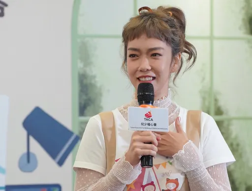 女星驚聞父親罹癌第三期 「私密處長瘤」曝病情