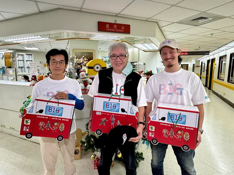 魏德聖（左起）、王夢麟和周厚安到兒癌病房致贈電影大禮包。米倉影業提供
