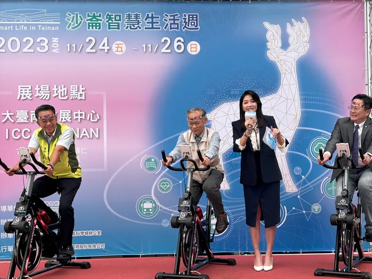 記者會由美女主播劉方慈主持，現場來賓踩踏飛輪，傳達綠能科技。市府提供