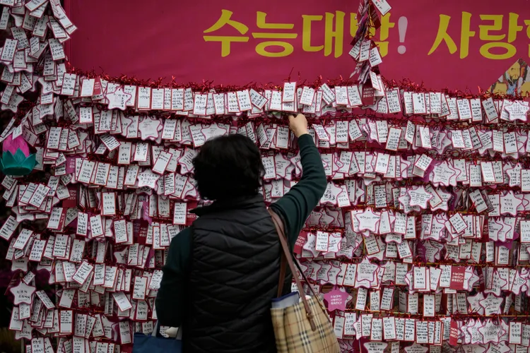 南韓大學入學考試，首爾曹溪寺掛滿祈願考試順利的紙條。美聯社