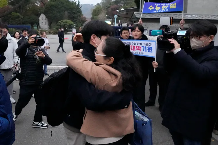 南韓大學入學考試，家長為子女打氣。美聯社