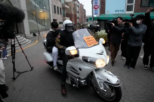 南韓50萬考生今學測 搭警車趕考、小狗陪考打氣
