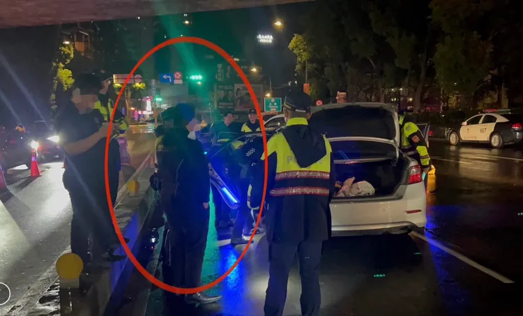 駕駛邊拉K邊趕命案現場，車上還有球棒防身。翻攝畫面