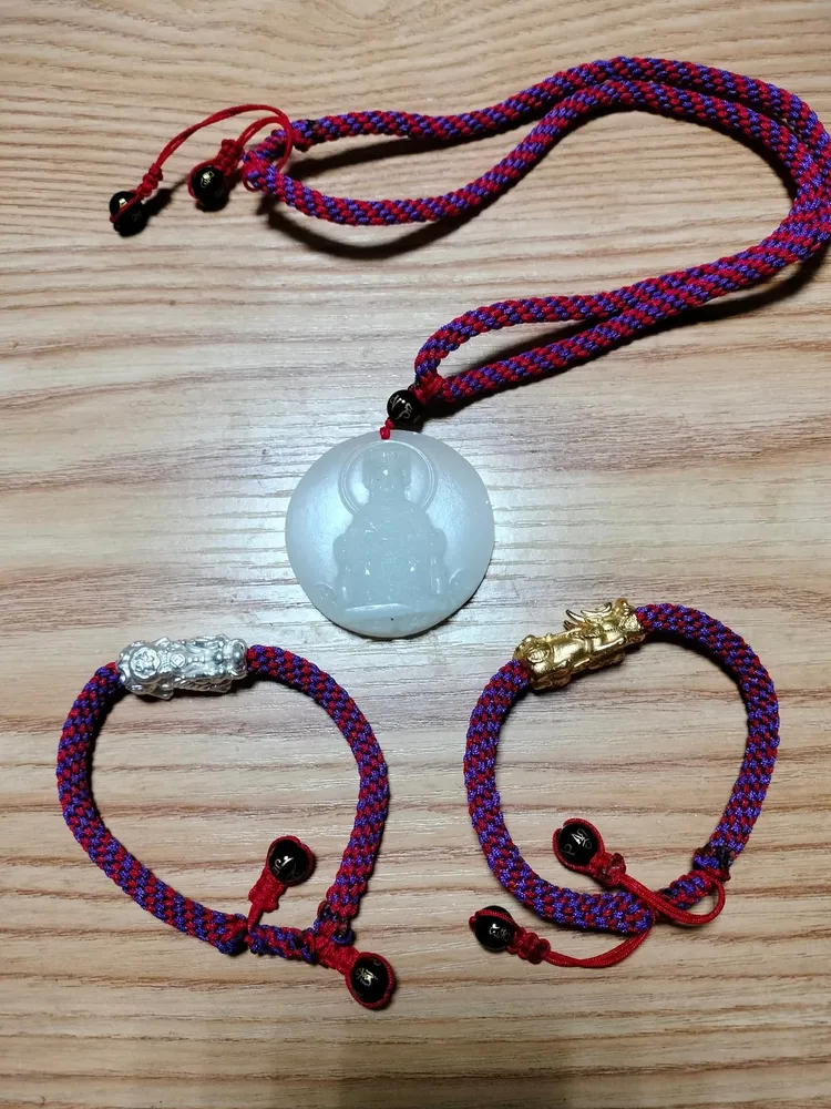 柯辰勳收到一名桃園的粉絲阿姨親手編織的金銀貔貅，還附上對方來信，表示感謝。翻攝柯辰勳臉書