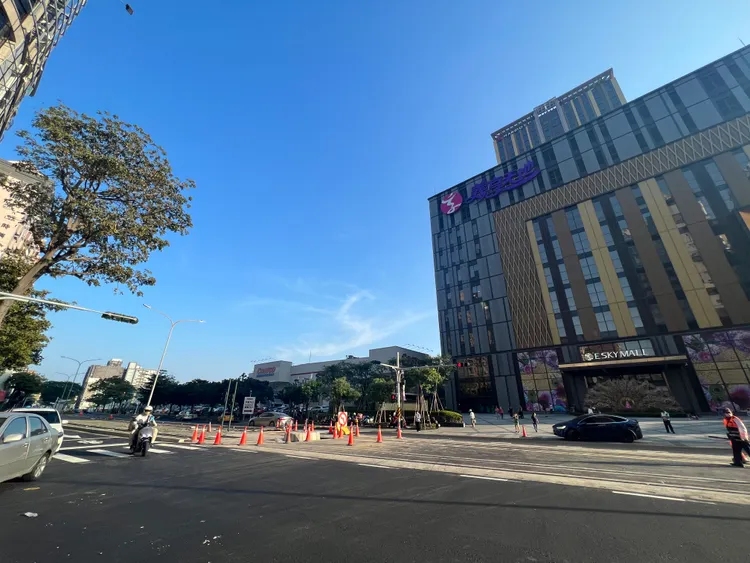 大順路沿線有多家百貨商場興建，並有輕軌行駛，為高雄百貨商圈核心。葉家銘攝