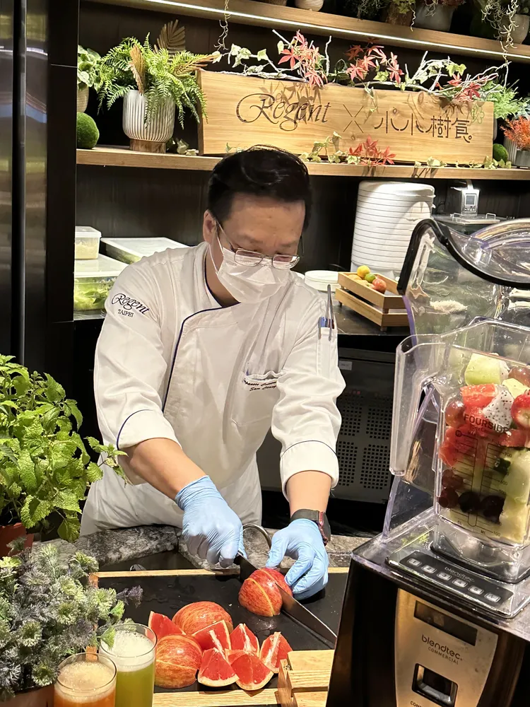 餐廳使用之醬料與蔬果汁多以在地蔬果與自種有機香草製作。業者提供