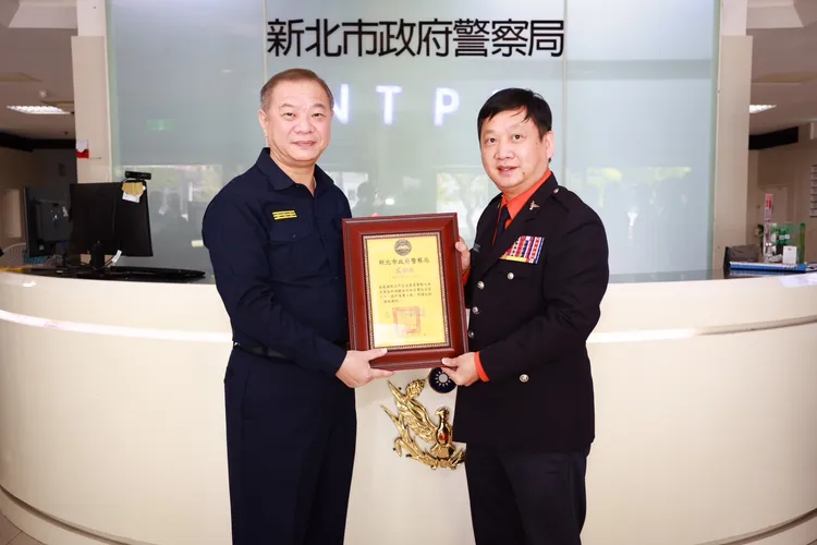 警察局長廖訓誠致贈感謝狀。交大提供