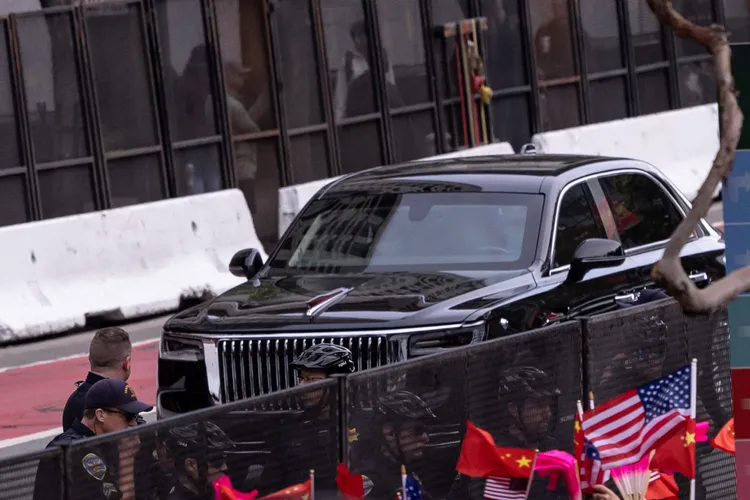 習近平前往下榻飯店的車隊。路透社