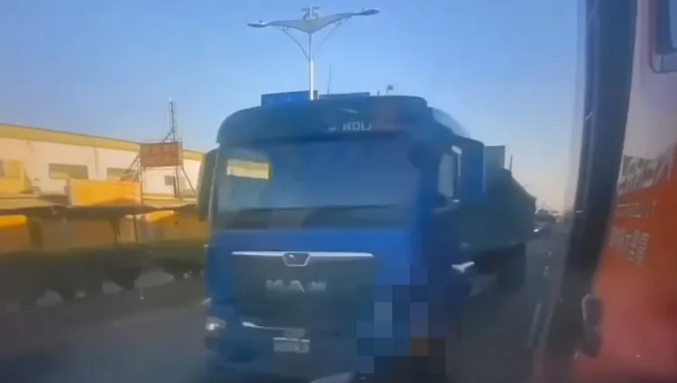 騎士遭曳引車追撞。翻攝畫面