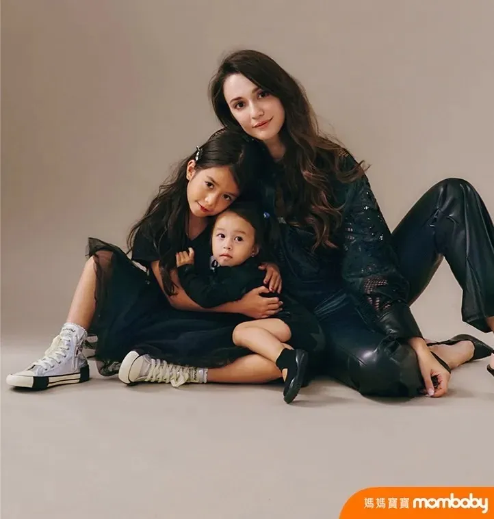 瑞莎和2個女兒成為11月封面人物。媽媽寶寶提供