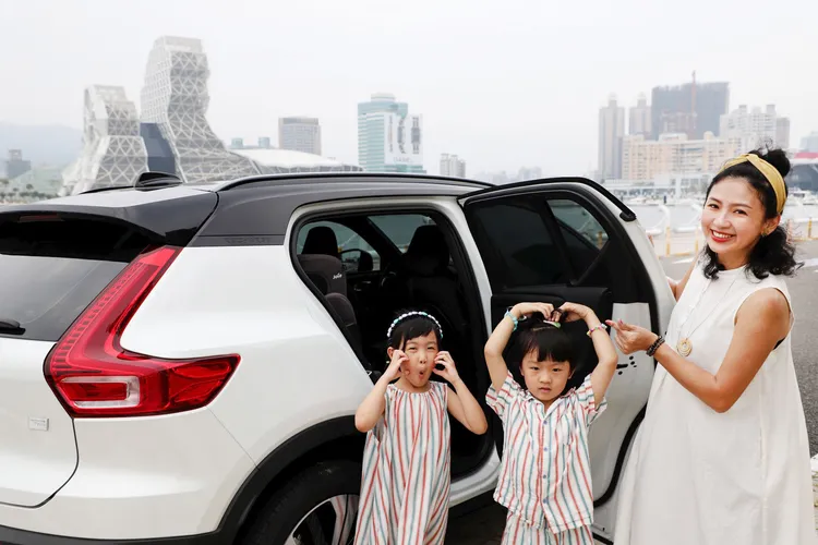 高市府邀請親子網紅Summer及雙胞胎湯湯水水一同拍攝短片，宣導正確使用汽車兒童安全座椅。市府提供