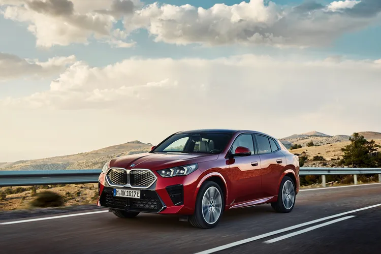 BMW iX2採用全新第五代eDrive電能科技，可創造出313匹的最大馬力輸出與494牛頓米的最大扭力，0到100kmh加速僅需5.6秒。原廠照片