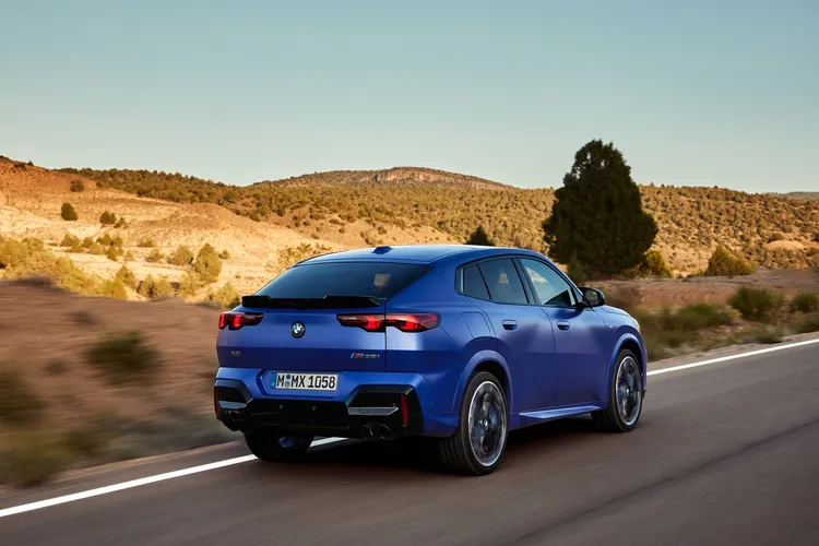 BMW X2 M35i xDrive外觀包含造型鮮明的M橫柵式水箱護罩、M雙肋型車外後視鏡、M擾流尾翼以及首次於M Performance車型中導入前所未有的單支100mm大直徑M四出排氣尾管。原廠照片