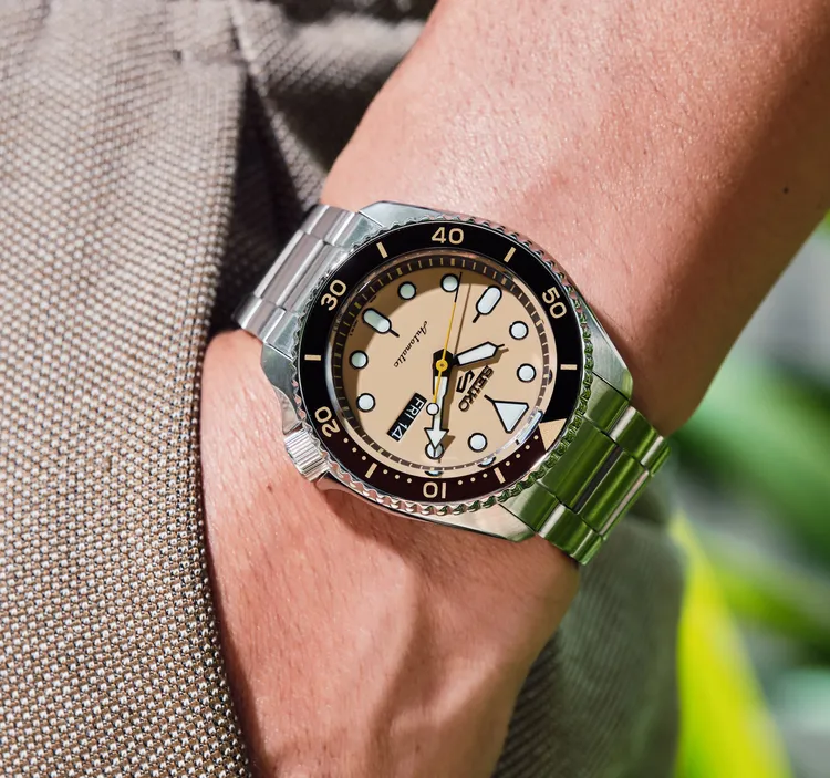 白玉珍珠代表整點時刻。品牌提供