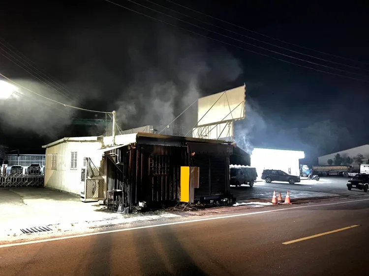 南投仁愛鄉檳榔攤被縱火，共有3名嫌犯到案。民眾提供