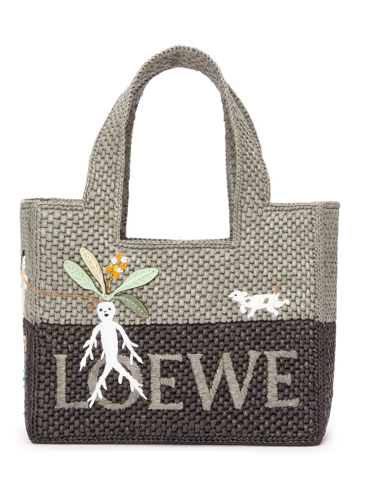 Font灰黑色曼德拉草刺繡酒椰葉編織托特包，價格店洽。品牌提供