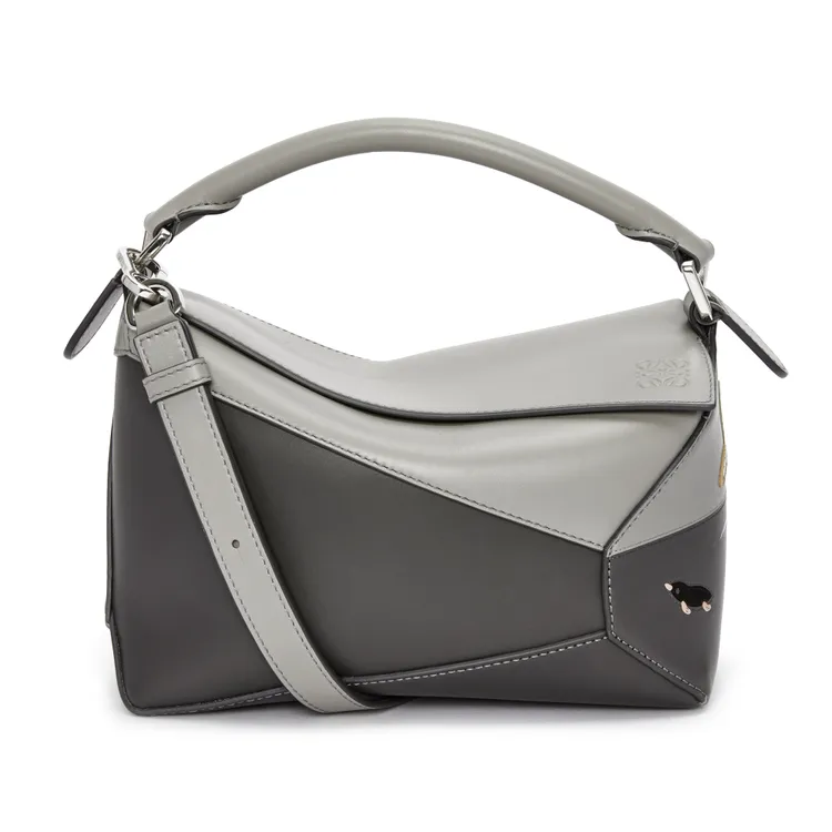 Puzzle Edge灰黑色企鵝刺繡小牛皮肩背提包，價格店洽。品牌提供