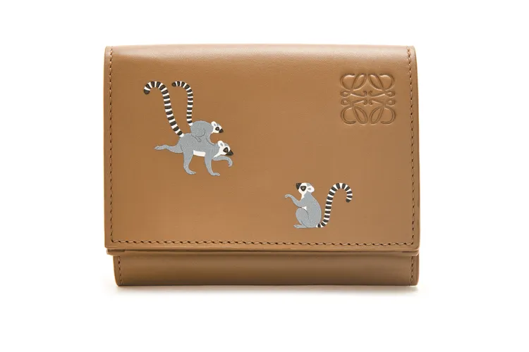 駝色狐猴刺繡短夾，價格店洽。品牌提供