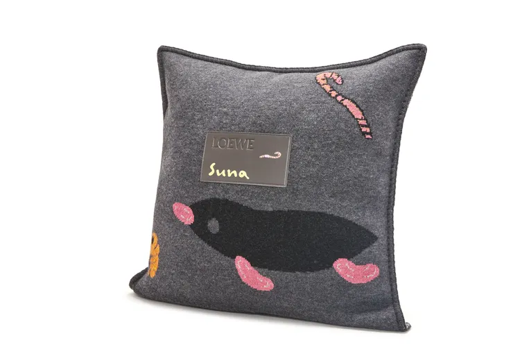 深灰色企鵝刺繡抱枕，價格店洽。品牌提供