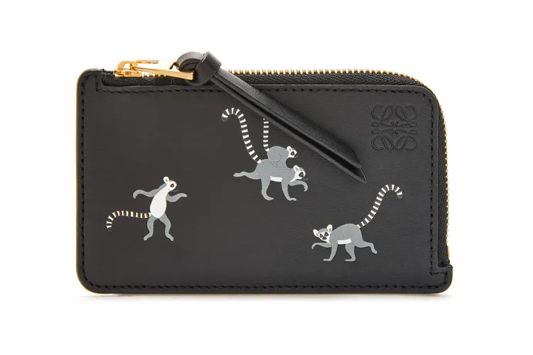 黑色狐猴刺繡零錢卡夾包，價格店洽。品牌提供