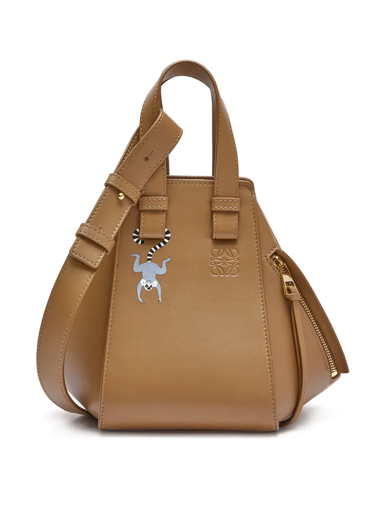 Hammock駝色狐猴刺繡小牛皮肩背提包，價格店洽。品牌提供