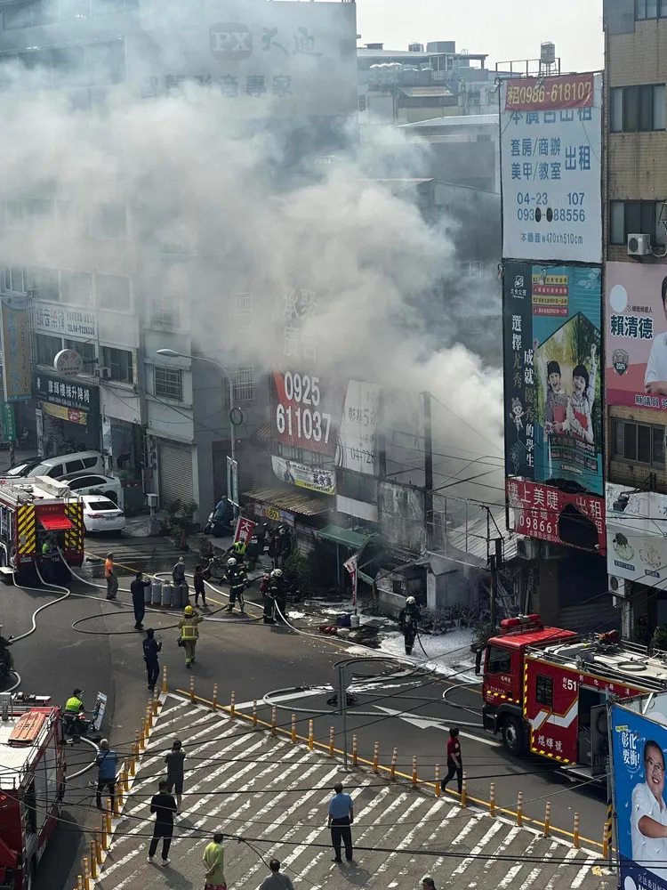 民眾拍下大火當時情況。翻攝自彰化人大小事