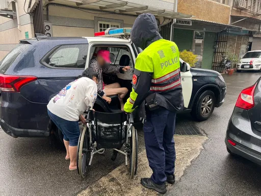 桃園翁電動車拋錨「顧路」好慌 平鎮警援助平安送回家