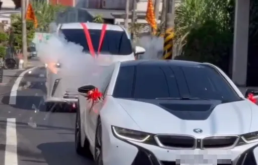 糗!迎娶新娘喜炮扔進禮車 炸毀BMW千萬超跑內裝
