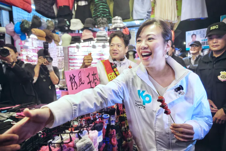 吳欣盈晚間到興南夜市和邱臣遠掃街。林林攝
