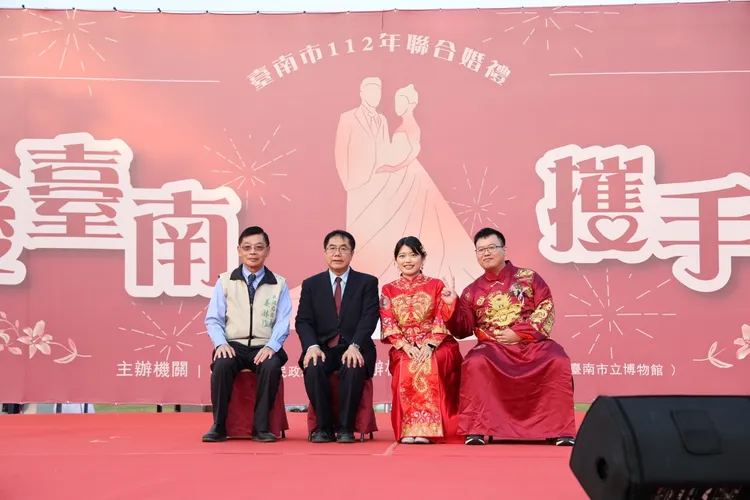 新人合影留下甜美回憶。市府提供
