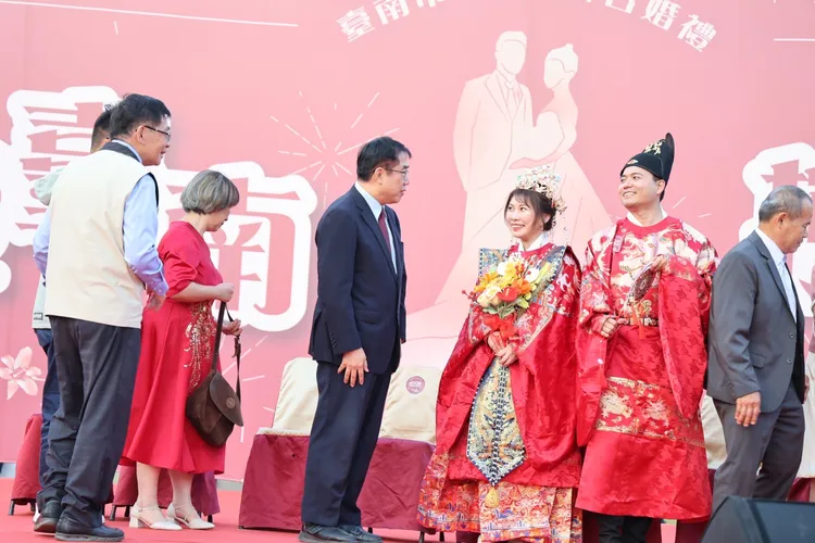 市府特地準備8樣結婚賀禮。市府提供