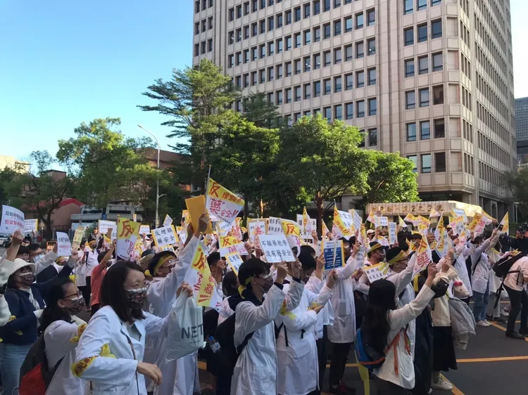 教育部接連同意大學增設藥學系，引發藥師、藥學系學生不滿。反藥學生增額聯盟提供