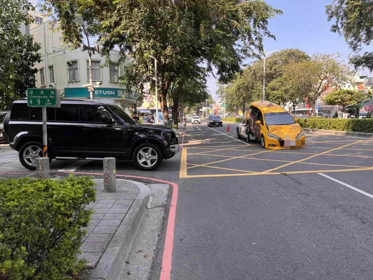 黑色Land Rover休旅車，新車價約250萬元。讀者提供