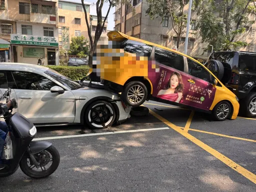 小黃運將QQ!車尾遭保時捷追撞鏟起 車頭又推撞Land Rover