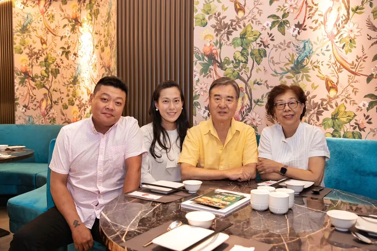 蘇杭集團創辦人李淵(右二)、二代接班人李敬珣(左二)。業者提供