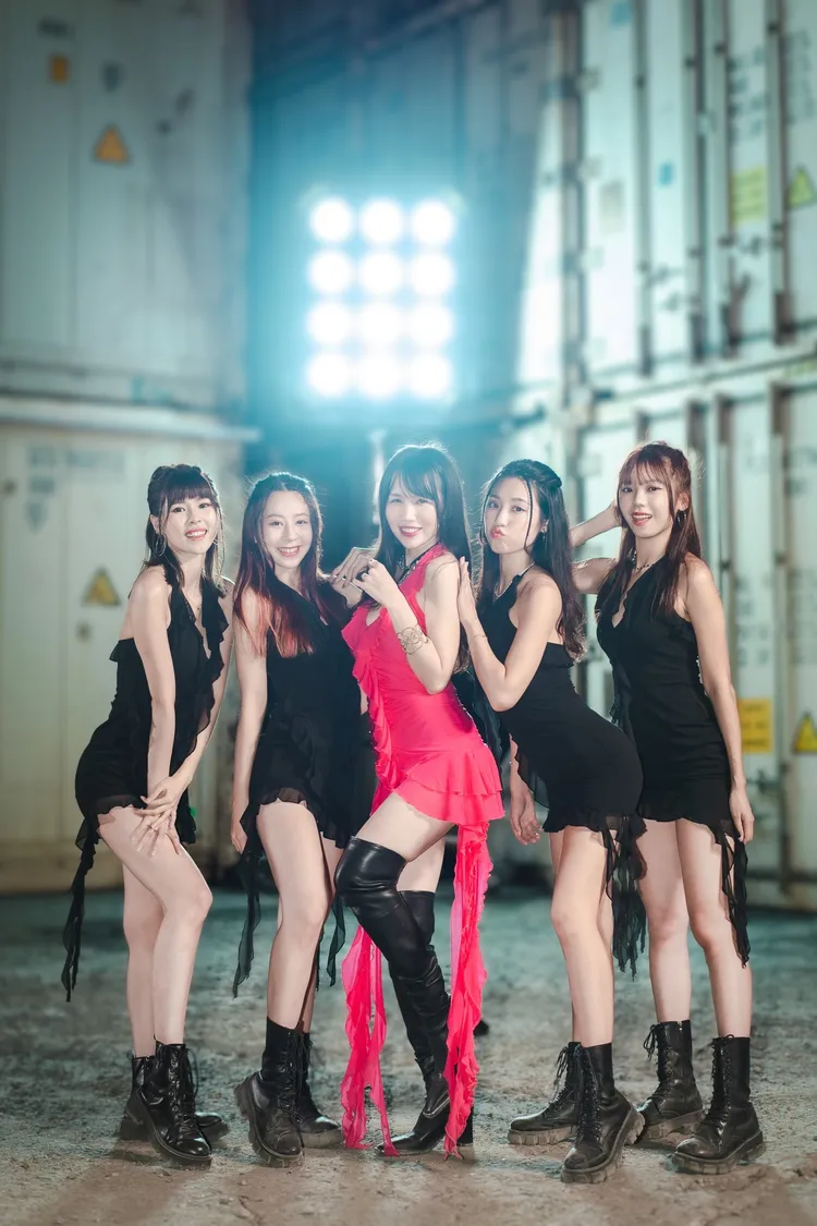 楊曉帆（左三）發行新單曲 找來台啤雲豹職業籃球隊專屬啦啦隊「電豹女」成員諺諺（左一起）、芸綺、曉帆、茉莉、安汝拍攝MV。安道爾娛樂提供