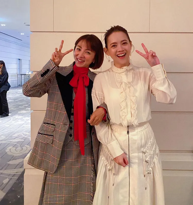 日劇《First Love初戀》女神滿島光受邀來台擔任金馬60頒獎嘉賓，超暖舉動讓主持人曾寶儀瞬間遭重擊！翻攝曾寶儀 Bowie粉絲頁