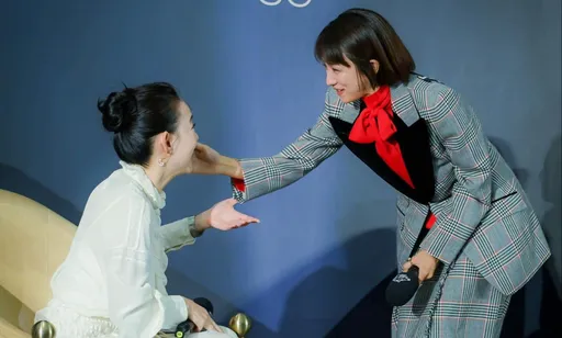 曾寶儀主持突然哭了　滿島光幫拭淚！超暖舉動讓她瞬間遭重擊