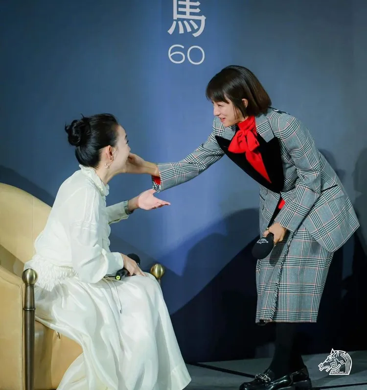 日劇《First Love初戀》女神滿島光受邀來台擔任金馬60頒獎嘉賓，超暖舉動讓主持人曾寶儀瞬間遭重擊！翻攝曾寶儀 Bowie粉絲頁