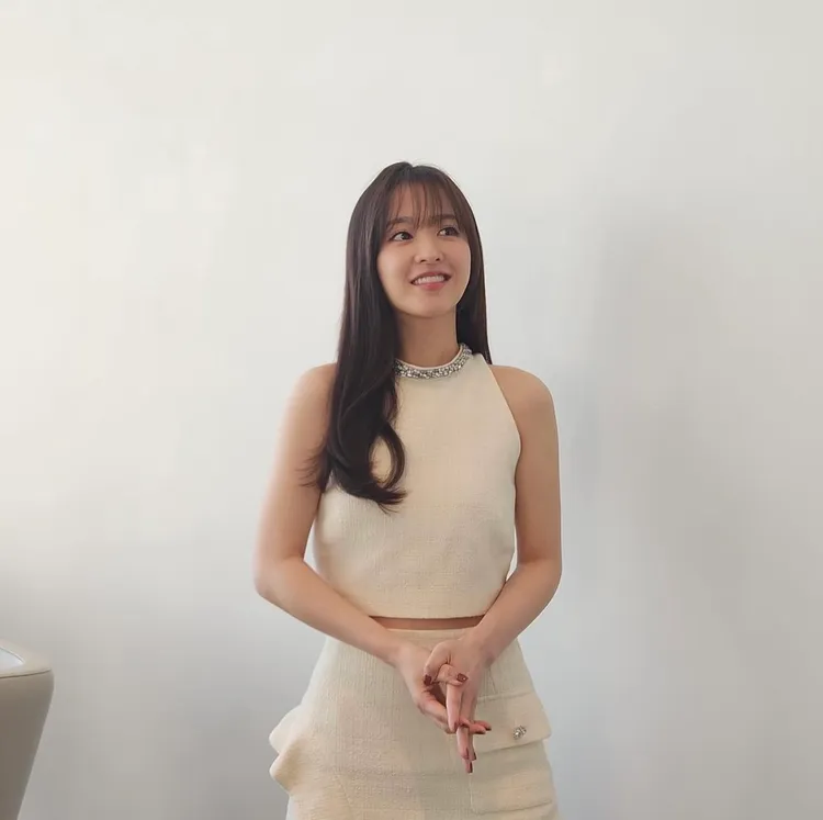 朴寶英穿著SANDRO米白色水鑽領背心和米白色短裙。翻攝朴寶英IG