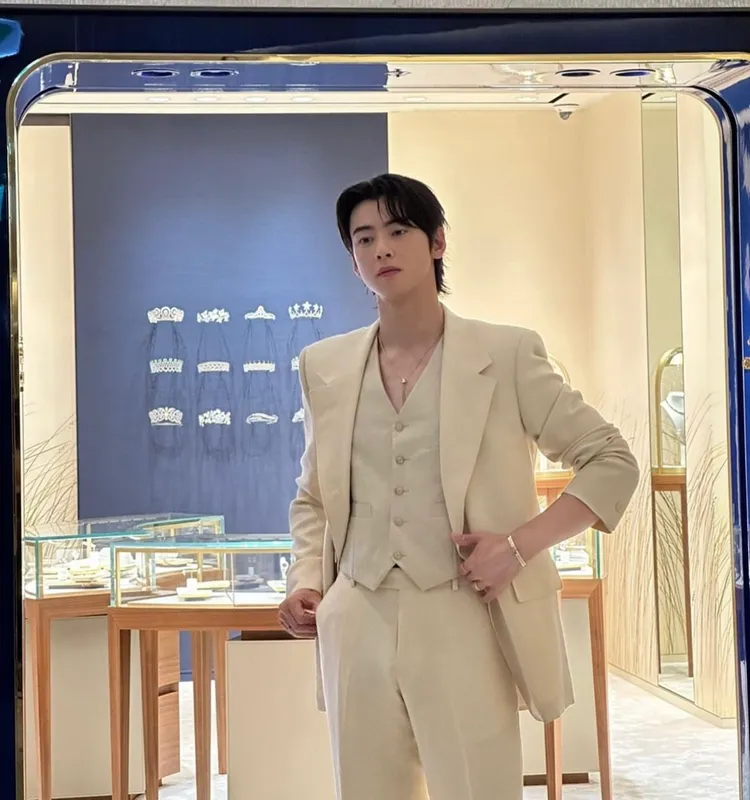 車銀優身著SANDRO HOMME男裝系列米色西裝。翻攝車銀優IG