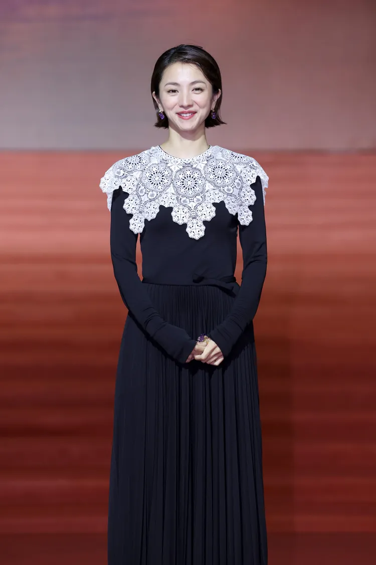 滿島光穿搭全套DIOR服飾和珠寶。品牌提供