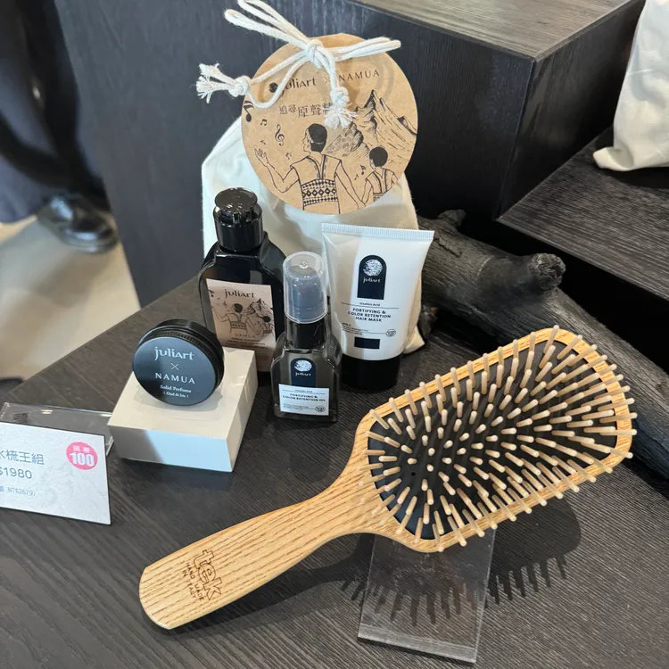 tek溪水魔髪梳組，包含梳王或黑梳王、溪水健髮四入組，1980元。張家玲攝